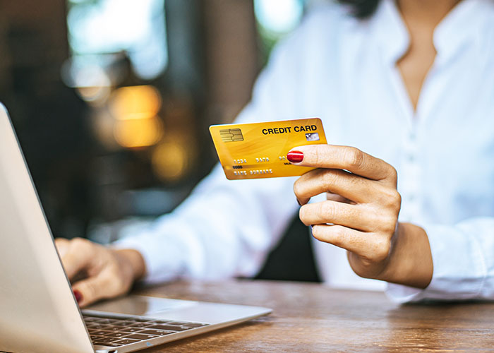 Debet na koncie bankowym. Jak działa? Kiedy warto z niego korzystać?