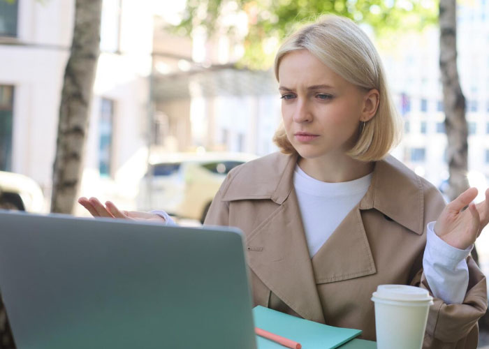 Debet na koncie bankowym. Jak działa? Kiedy warto z niego korzystać?